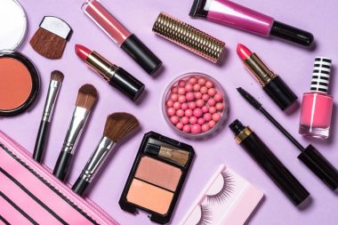 Mor arka planda makyaj profesyonel kozmetik. 