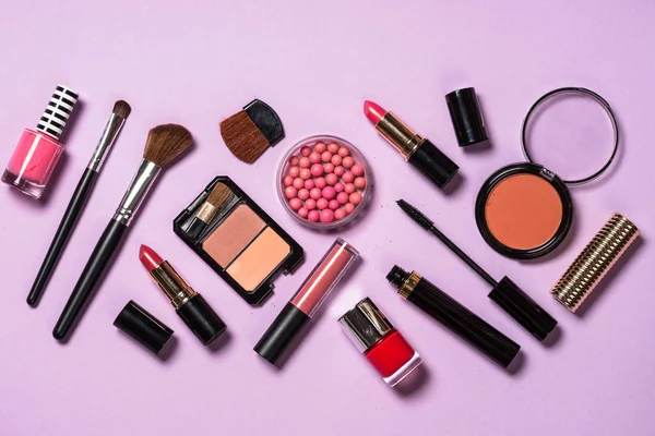Maquillaje cosméticos profesionales sobre fondo púrpura . — Foto de Stock