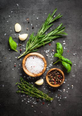 Baharat ve otlar karanlık taş tablo seçimi.