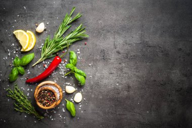 Baharat ve otlar karanlık taş tablo seçimi.