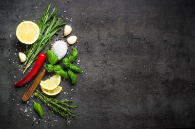 Baharat ve otlar karanlık taş tablo seçimi.