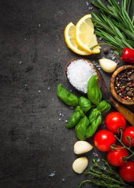 Baharat ve otlar karanlık taş tablo seçimi.