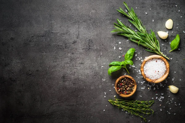 Selectie van specerijen en kruiden op donkere stenen tafel. — Stockfoto