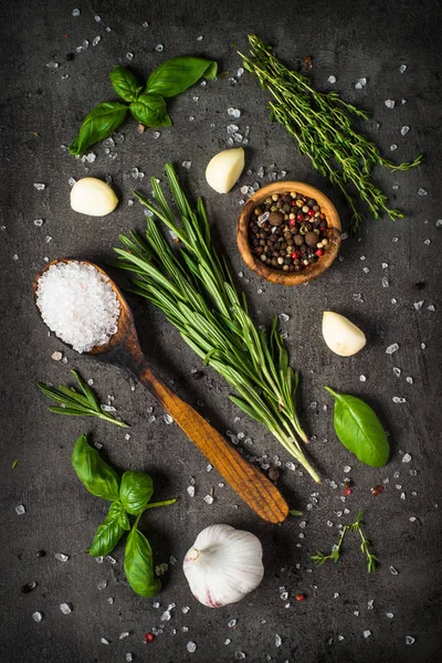 Selectie van specerijen en kruiden op donkere stenen tafel. — Stockfoto