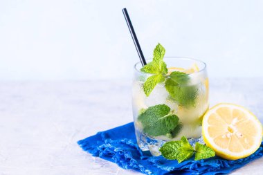 Limonata yaz soğuk içecek.