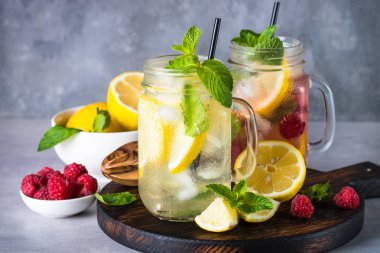 Limonata yaz soğuk içecek.