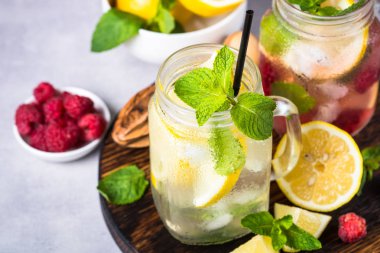 Limonata yaz soğuk içecek.