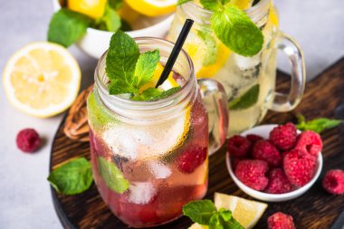 Limonata yaz soğuk içecek.