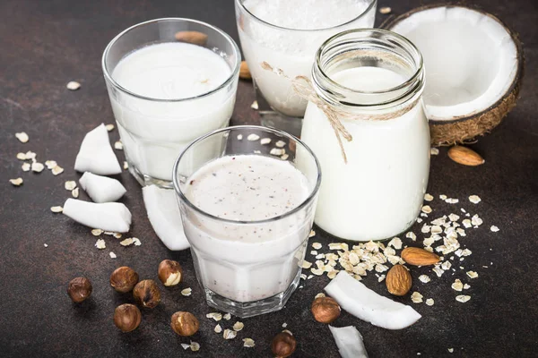 Vegan niet zuivel alternatieve melk op donkere Rusty tabel. — Stockfoto