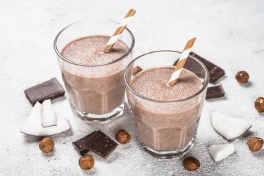 Çikolata Hindistan cevizi fındık milkshake ya da iki yüzlü üstten görünüm.