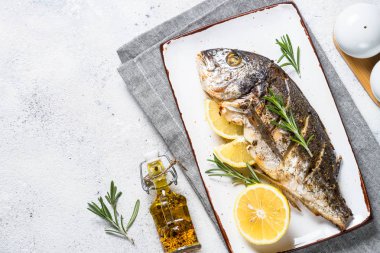 Limon ve biberiye en iyi manzaralı dorado Balık Fırında.