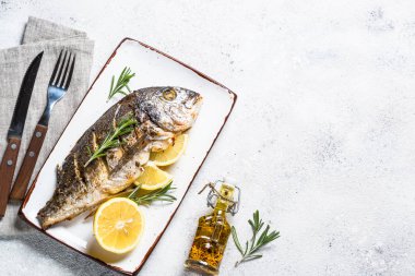 Limon ve biberiye en iyi manzaralı dorado Balık Fırında.