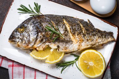 Limon ve biberiye en iyi manzaralı dorado Balık Fırında.