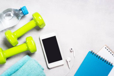 Spor ekipmanları üst görünümü ile Finness arka plan.