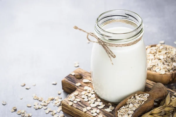 Latte di avena vegano, latte alternativo non lattiero-caseario . — Foto Stock