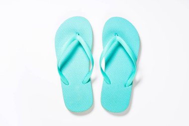 Beyaz arkaplanda mavi parmak arası terlikler.
