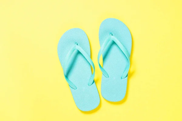 Blå flip-flops på gul bakgrund. — Stockfoto