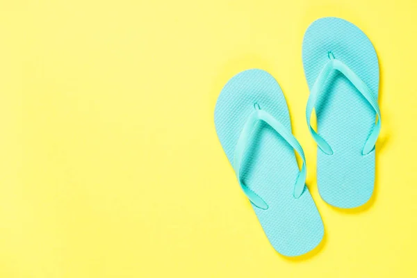 Blå flip-flops på gul bakgrund. — Stockfoto