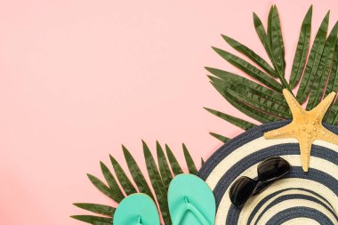 Yaz düz arka plan pembe üzerinde yatıyordu..