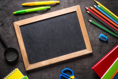 Siyah arka plan üzerine okul ve Ofis Kırtasiye.