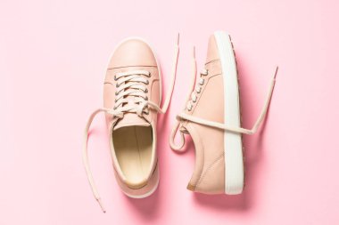 Pembe üst görünüm pembe ayakkabı.