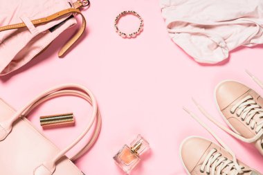 Kadın pembeye yaslanmış.