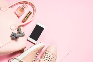 Kadın pembeye yaslanmış.