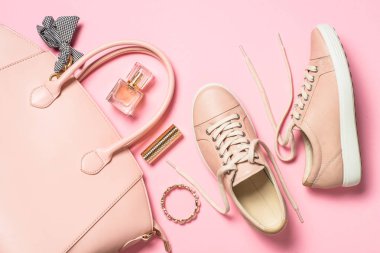 Kadın pembeye yaslanmış.