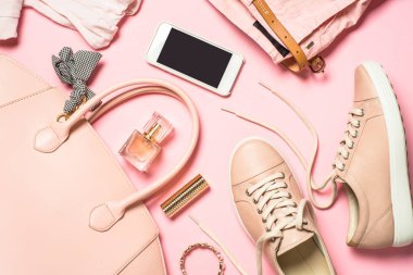 Kadın pembeye yaslanmış.