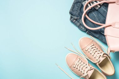 Kadın giysi seti ve aksesuarlar mavi üzerine..