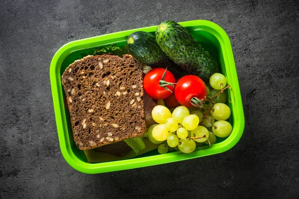 Pudełko na lunch z kanapkami, owocami i warzywami. — Zdjęcie stockowe