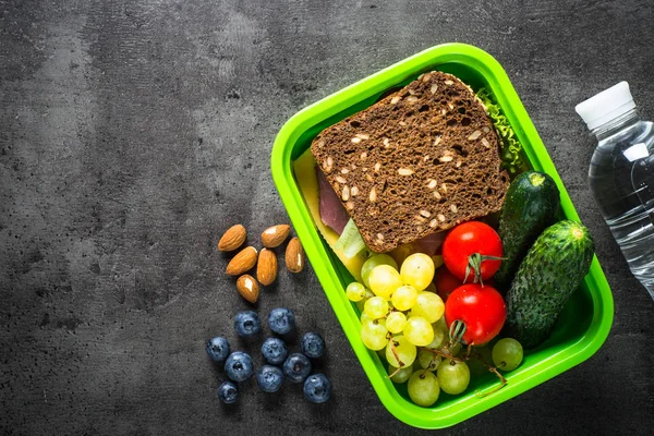 Pudełko na lunch z kanapkami, owocami i warzywami. — Zdjęcie stockowe