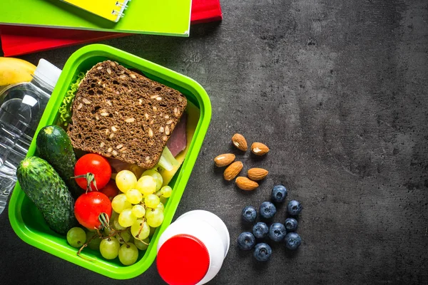 Caixa de almoço com sanduíche, frutas, legumes, água . — Fotografia de Stock