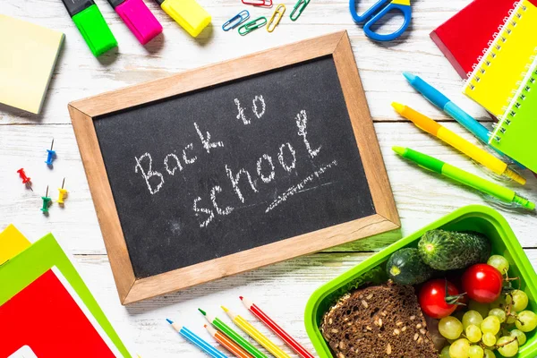 Retour à l'école. Boîte à lunch avec papeterie et sac à dos . — Photo