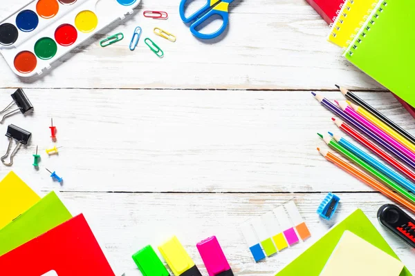 Fournitures scolaires et de bureau sur table en bois blanc . — Photo