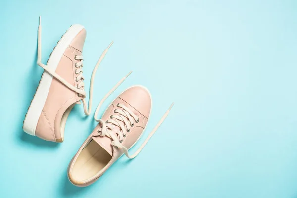 Kvinna mode rosa skor på blå bakgrund. — Stockfoto