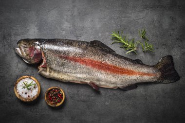 Çiğ Somon Balık bütün yemekleri siyah için malzemeler ile.