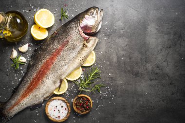 Çiğ Somon Balık bütün yemekleri siyah için malzemeler ile.