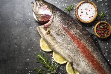 Çiğ Somon Balık bütün yemekleri siyah için malzemeler ile.