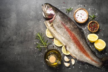 Çiğ Somon Balık bütün yemekleri siyah için malzemeler ile.