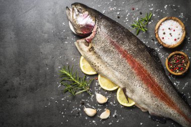 Çiğ Somon Balık bütün yemekleri siyah için malzemeler ile.