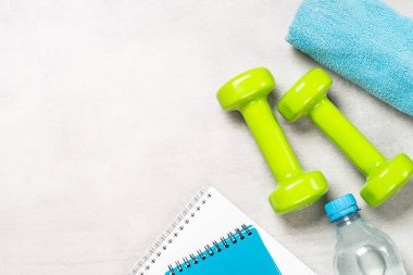 Halter üst görünümü ile Fitness arka plan.