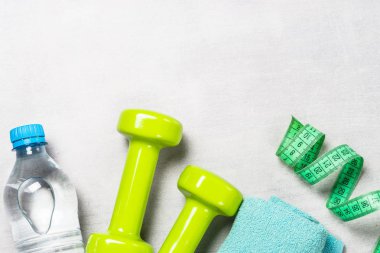 Halter, bant, su ve elma üstten görünüm ölçme.