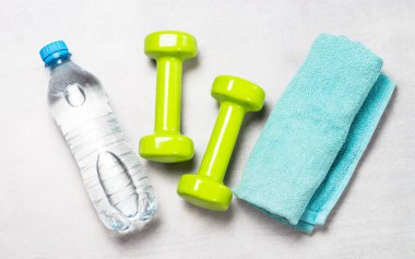 Halter, su ve havlu üst görünümü.