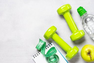 Halter, bant, su ve elma üstten görünüm ölçme.