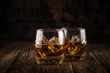 Viski koyu arka plan üzerinde gözlük. 