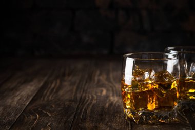 Viski koyu arka plan üzerinde gözlük.