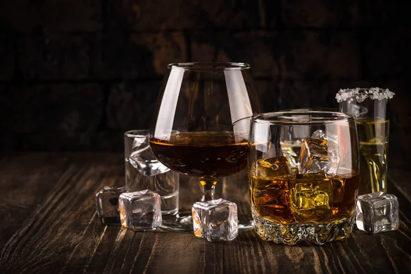 Starke Alkoholgetränke - Whiskey, Cognac, Wodka, Rum, Tequila. — Stockfoto