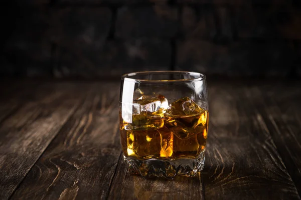 Whiskey i glasen på mörk bakgrund. — Stockfoto