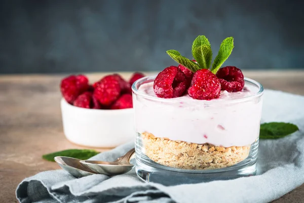 No baked cheesecake with raspberry in glass jar. — Stock Photo, Image